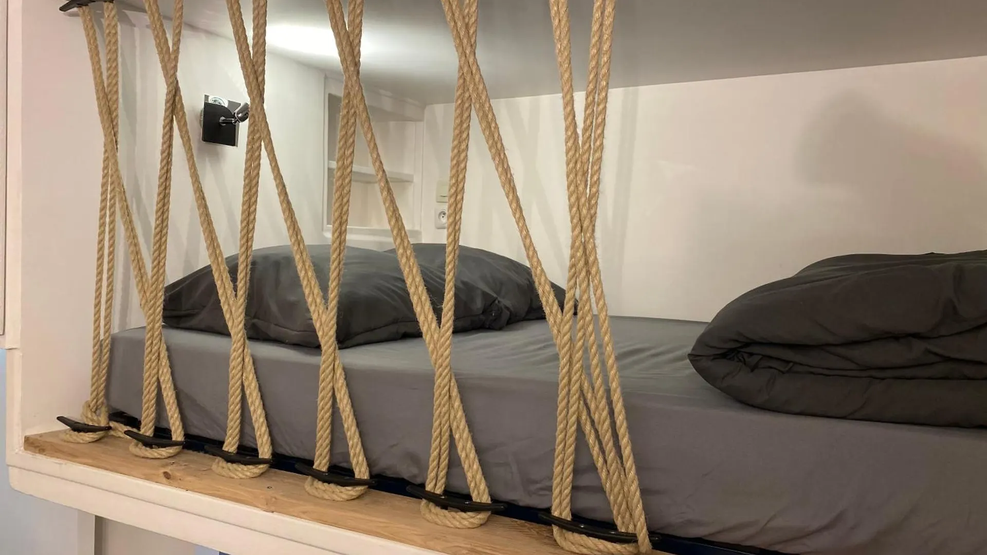 Le 4 *